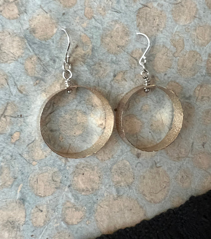 Textured gold medium hoop earrings