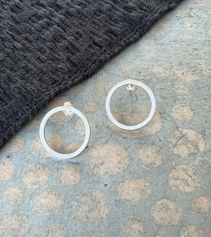 Simple circle earrings